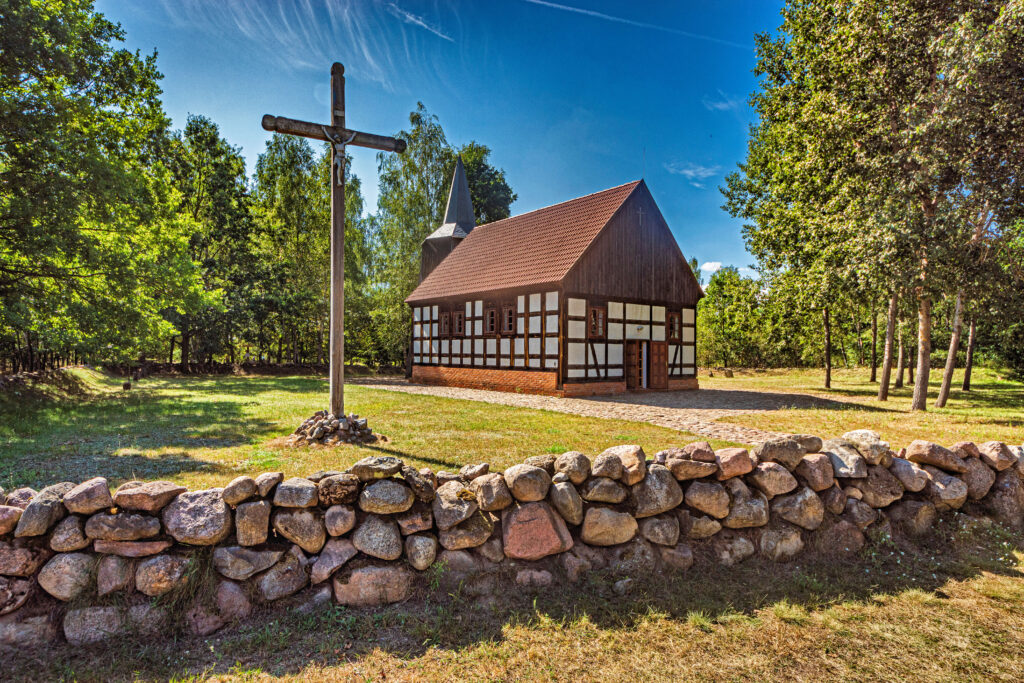 Kościół z Lasek Wałeckich z XVIII w. - Skansen w Osieku nad Notecią